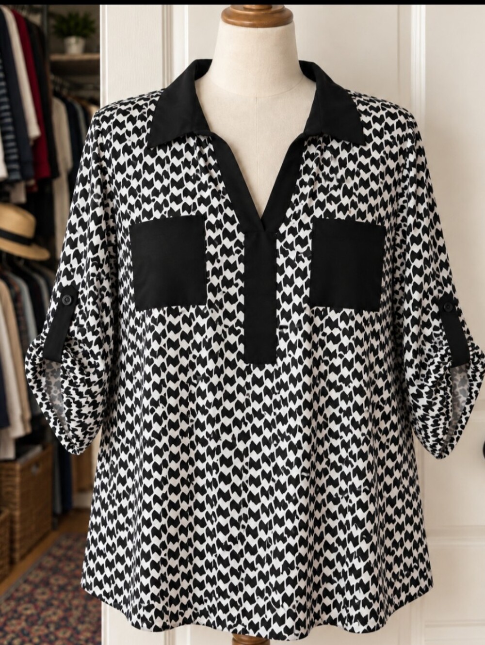 Penningtons Women’s 2X Black & White Geometric Roll-Tab Blouse